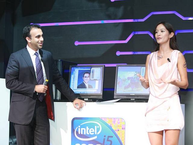 Taiwan TV Star Janet Hsieh and Intel Vice President Navin Shenoy talk about photo mosaic.